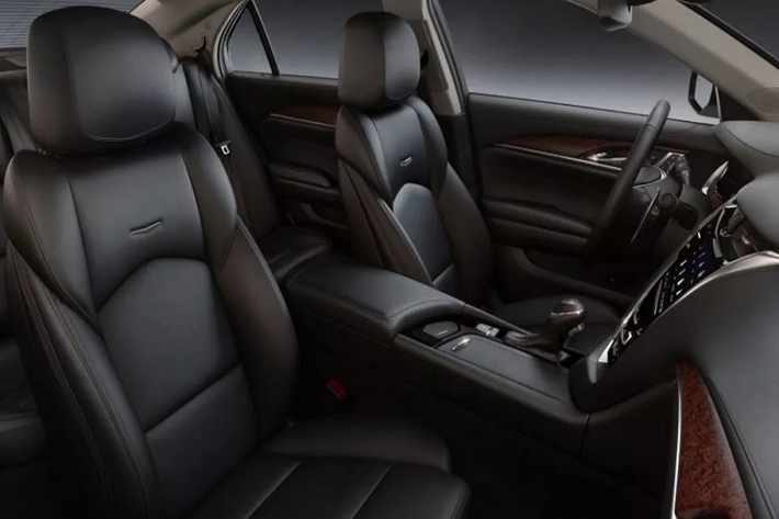 Cabin sedan hạng sang cỡ trung thương hiệu Mỹ được thiết kế hiện đại, ghế ngồi được bọc da cao cấp + ghế lái chỉnh điện 8 hướng.