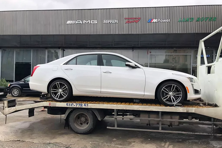 Khác biệt so với các đối thủ đến từ châu Âu, CTS hay tất cả dòng xe sang của Cadillac gây ấn tượng mạnh mẽ ở phong cách thiết kế vuông vức đầy nam tính, lịch lãm và thanh lịch vốn có của thương hiệu.