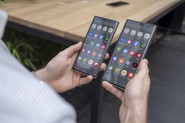 Thiết kế của những mẫu điện thoại Samsung Galaxy Note trong những năm gần đây không có sự thay đổi quá lớn. Nhưng với Galaxy Note10, Samsung đã mang đến kiểu dáng mới. Model này có màn hình đục lỗ chứa camera selfie. Điều này đã giúp phần viền của máy mỏng hơn đáng kể.