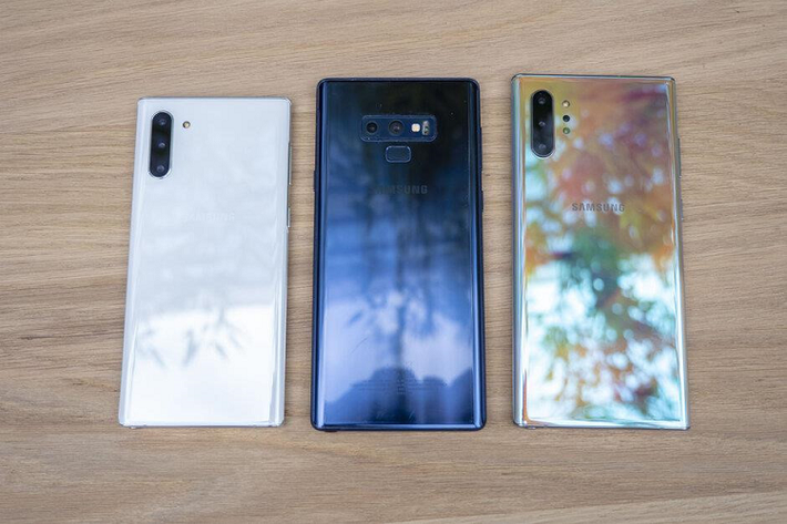 Samsung Galaxy Note9 được trang bị viên pin có dung lượng pin 4.000 mAh, còn Galaxy Note10 là 3.500 mAh. Sở hữu dung lượng pin thấp hơn Galaxy Note9, nhưng bù lại Note10 sạc nhanh hơn với công suất 25 W.