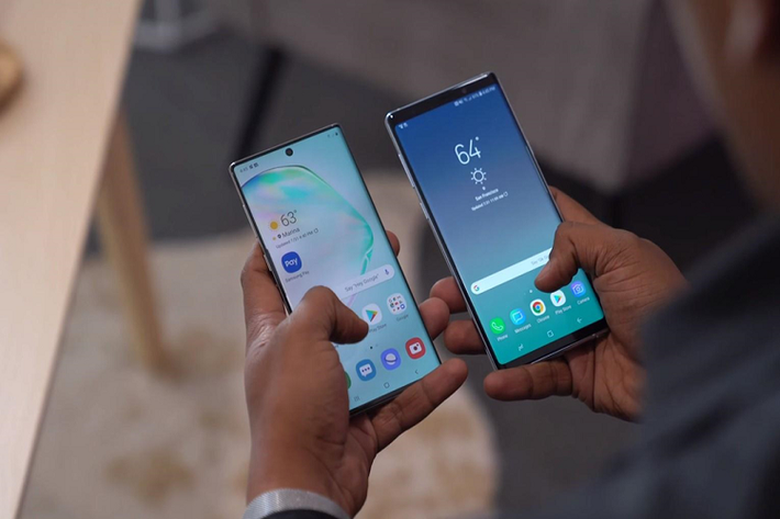 Galaxy Note9 có màn hình 6,4 inch, trong khi Samsung Galaxy Note10 dùng màn hình 6,3 inch. Khi đặt 2 model này cạnh nhau, kích thước của Galaxy Note9 to hơn đáng kể. Nguyên nhân đến từ phần viền của model này khá dày.