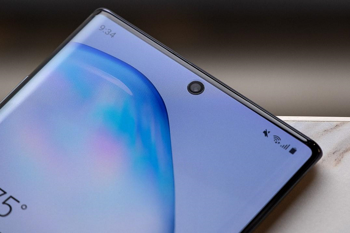Camera trước của máy cũng được nâng cấp nhẹ so với Note9. Độ phân giải tăng lên 10 MP, tích hợp nhiều chế độ làm đẹp, sticker hay các bộ lọc màu.