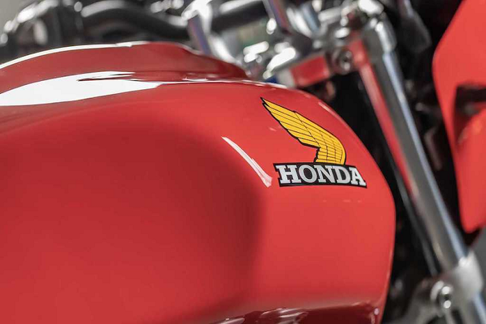 Toàn bộ thân xe được sơn trong tông màu đỏ đặc trưng của Honda, với logo cánh chim hai bên bình xăng sử dụng thiết kế đúng như trên những chiếc CB cổ. Bên cạnh đó, CB1100 RS còn được trang bị sẵn các đồ chơi như bao tay Tomaselli và hệ thống xả Race FIt.