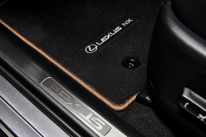 Dù được hoàn thiện trong màu sơn nào, Lexus NX 300 Black Line Special Edition 2020 cũng sở hữu lưới tản nhiệt màu đen có viền bao màu đen, hốc đèn sương mù màu đen và ốp gương chiếu hậu cũng là màu đen.