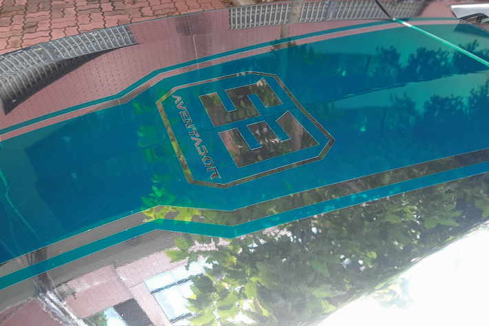 Trên mui xe, Wrapstyle đã tinh tế hoàn thiện với màu crom cơ bản. Tuy màu này có vẻ hơi “lạc” so với tổng thể tuy nhiên nó lại được tô điểm bằng đường sọc chạy dài màu xanh crom giống với phần còn lại của xe.