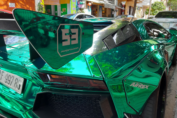 Trước đây, chiếc Aventador này cũng đã đi đầu trong việc thay áo với những màu sắc như màu nhũ, bộ áo “dải ngân hà” hay màu xám mờ crom. Những chi tiết bằng sợi carbon của xe nay tạo nét tương phản cho nền áo xanh nổi bật, gương xe được dán hai màu với phần chân đồng màu thân xe.