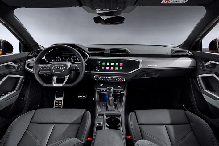 Sự khác biệt của Q3 Sportback chỉ thể hiện ở bên ngoài, bên trong xe không khác biệt nhiều so với Q3 tiêu chuẩn. Một màn hình của đồng hồ hiển thị các thông số 10,25 inch, màn hình thông tin giải trí có kích thước 10,1 inch, được bao bọc bởi các điểm nhấn màu đen.