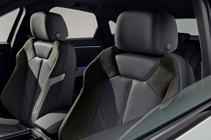 Audi cũng cung cấp cho khách hàng một số tùy chọn ở nội thất như bảng đồng hồ 12,3 inch, cảm biến mở cốp bằng đá chân, ghế thể thao với các đường chỉ tương phản màu. Ghế sưởi ấm hay đèn nền chạy ẩn 30 màu là những tùy chọn đáng chú ý trên Q3 Sportback.