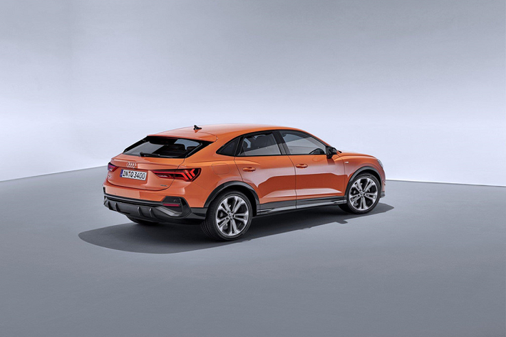 Sự thay đổi lớn nhất để chiếc Q3 tiêu chuẩn trở thành Q3 Sportback là phần mui xe dốc về phía sau. Các vòm bánh xe cũng được mở rộng, kết hợp với các đường gân chạy khắp xe mang đến vẻ ngoài năng động hơn cho chiếc Q3 Sportback.