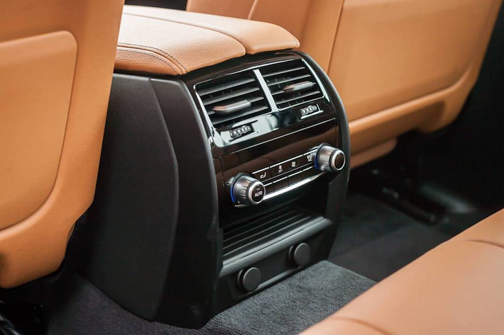 Tuy nhiên nếu so với 2 phiên bản tương đương của E-Class là E 200 (2,13 tỷ đồng) và E 300 AMG (2,833 tỷ đồng), 5 Series G20 vẫn đắt hơn một chút.