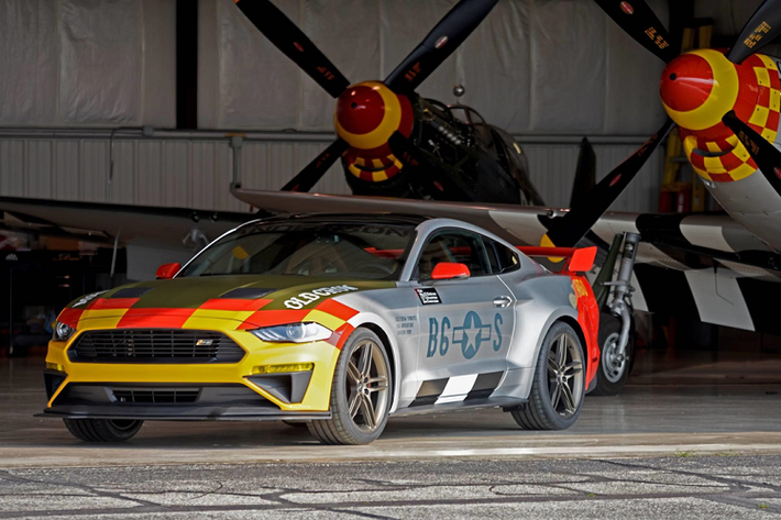 Mẫu siêu xe Ford Mustang GT Old Crow được tạo ra để vinh danh mẫu tiêm kích P-51 Mustang Old Crow lừng danh ở Thế chiến II. Đây là chiếc xe thứ 12 của Ford được lấy cảm hứng từ chiến đấu cơ và được bán đấu giá với mục đích gây quỹ từ thiện.