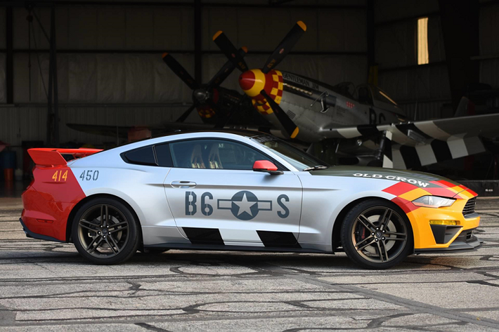 Bên ngoài, Ford Mustang GT Old Crow hàng hiếm này mang lớp sơn với họa tiết tương tự chiếc P-51 Mustang Old Crow. Xe được trang bị bộ mâm hợp kim 20 inch siêu nhẹ đi kèm dàn lốp thể thao Continental ExtremeContact 275/35R.