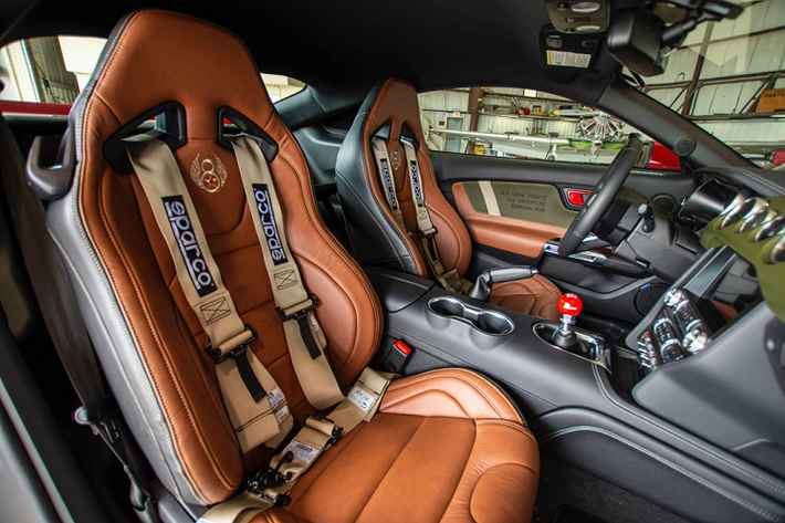 Bên trong, nội thất của xe được thiết kế theo phong cách quân đội. Từ ghế ngồi Recaro, dây đai an toàn 4 điểm Sparco, cần số kiểu phi cơ cho tới màu sắc và chất liệu da bọc, tất cả đều tạo cho người dùng cảm giác như đang ngồi trong một chiếc máy bay chiến đấu.