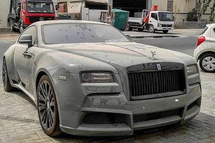 Rolls-Royce Wraith Novitec - Đây là mẫu Rolls-Royce Wraith được Novitec độ lại nhưng cũng chung số phận nằm phủ bụi trên đường phố Dubai. Có vẻ xe còn rất mới, kiểu dáng cực đẹp nhưng không hiểu sao lại bị bỏ tại đó dù để sở hữu nó, chủ xe phải bỏ ra rất nhiều tiền.