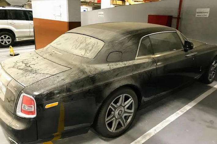 Rolls-Royce Phantom Coupe - Lại thêm một chiếc Phantom Coupe nữa bị bỏ hoang tại Dubai hoa lệ. Cũng giống chiếc Phantom Coupe trên, chiếc này bị bỏ lâu ngày trong hầm chung cư.