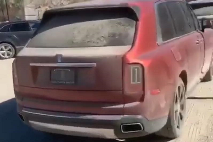 Rolls-Royce Cullinan - Là mẫu SUV đầu tiên của Rolls-Royce, Cullinan đang rất được ưa chuộng. Để mua được xe, khách hàng phải chờ hàng tháng trời. Thế nhưng có tới 3 chiếc Rolls-Royce Cullinan đỗ gần nhau bị bỏ hoang lâu ngày tại một bãi xe ngoài trời ở Dubai. Chưa rõ nguyên nhân là gì nhưng hình ảnh này có thể khiến nhiều người đau lòng về mức độ hoang phí của nó.