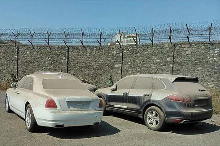 Rolls-Royce Wraith - Là cỗ xe cực đẹp mang hơi hướm coupe với thiết kế hai cửa, 4 chỗ ngồi, đáng ra xe siêu sang Rolls-Royce Wraith phải được chăm chút trong gara sang trọng. Thế nhưng tại một bãi xe ngoài trời ở Dubai, chiếc xe sang này bị bỏ hoang đã lâu, mặc mưa gió phủ bụi theo thời gian.