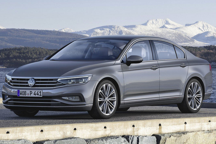 Trước hết, ngoại hình Volkswagen Passat 2020 mới được cách tân thêm phần thời thượng ở những chi tiết như cản trước hầm hố hơn, lưới tản nhiệt giảm bớt 1 nan ngang đồng thời gia tăng khoảng cách giữa các nan, trong khi cụm đèn chiếu sáng chính nay có thể trang bị hệ thống đèn LED ma trận tùy chọn có tên gọi IQ.Light hứa hẹn hiệu quả hơn trước.
