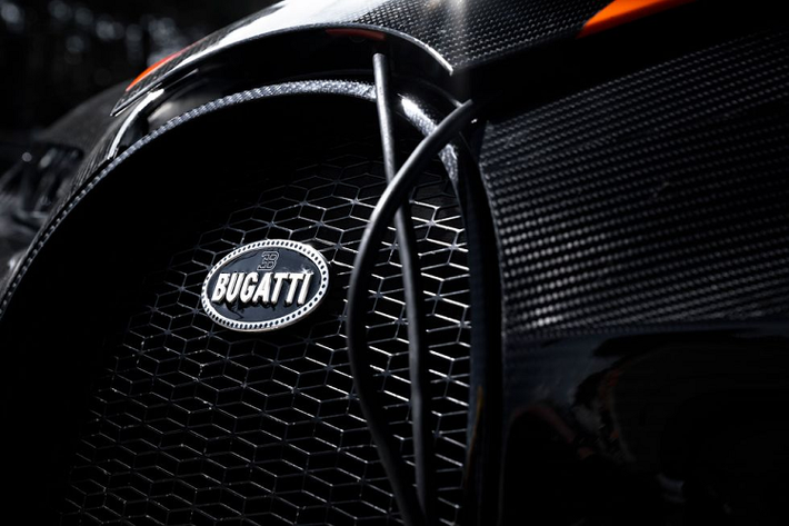 Chiếc xe này là kết quả của 6 tháng nghiên cứu và phát triển của Bugatti cùng hãng sản xuất xe đua Dallarga với bộ khung gầm và Michelin với bộ lốp đặc biệt giúp xe thực hiện kỷ lục này. Đặc biệt nhất trên xe có lẽ màu sơn đen – cam được lấy cảm hứng từ chiếc Veyron Super Sport WRC (Worrld Record Car), chiếc Veyron lập kỷ lục trước đây của Bugatti.