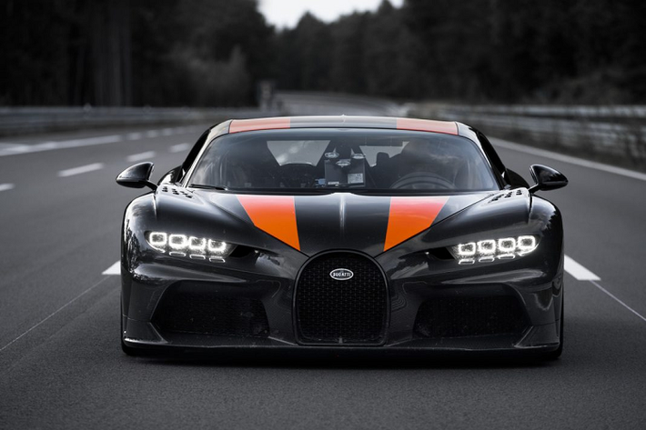 Chiếc Bugatti Chiron đặc biệt này đạt các tiêu chuẩn của tổ chức giám sát kỹ thuật Đức (TUV) và được cầm lái bởi Andy Wallace. Thành tích mới này của Bugatti Chiron giúp mẫu xe này vượt qua thành thích 457,94 km/h của Koenigsegg Agera RS lập nên vào cuối năm 2017 và trở thành mẫu xe có tốc độ tối đa cao nhất ở thời điểm hiện tại.