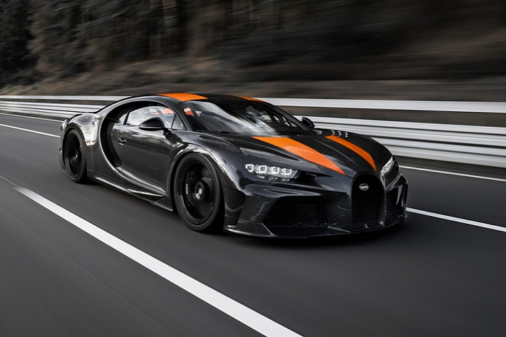 Theo như những thông tin ít ỏi ở thời điểm hiện tại, một chiếc siêu xe Bugatti Chiron Super Sport 300 Edition với thiết kế đặc biệt đã đạt tốc độ tối đa lên đến 304,773 dặm/giờ (tương đương 490,484 km/h). Kỷ lục này được hãng siêu xe đến từ Pháp thực hiện tại đường chạy thử của Volkswagen tại Đức.