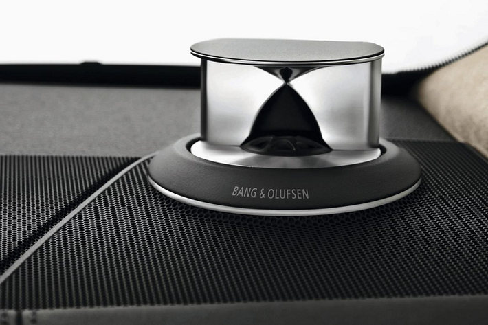 Các hệ thống Bang and Olufsen trên Audi lấp đầy không gian nội thất với nhiều loa nhất có thể và công suất cao, nhưng cùng với tường âm thanh khổng lồ, Bang & Olufsen luôn mang tới sự trong trẻo nên bạn có thể nghe rõ từng nhịp trống hay phím đàn piano.