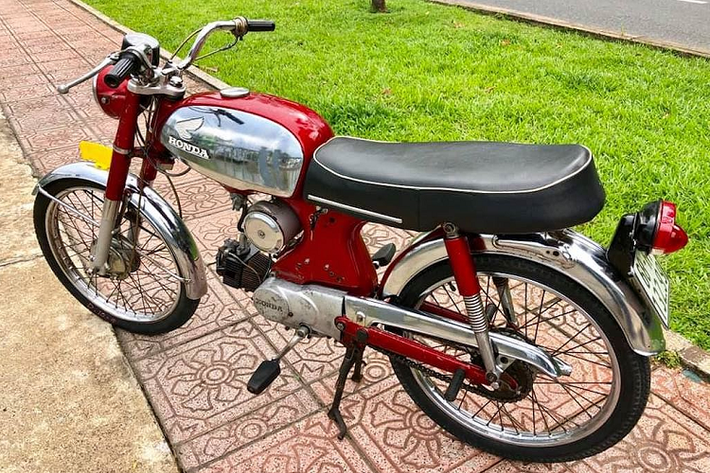 Điều này được thể hiện rõ qua kết cấu khung thép dập hàn hình chữ T nguyên khối và động cơ OHV có thể dễ dàng tháo rời. Với dung tích chỉ 50cc, công suất động cơ này chỉ đạt khoảng 4,5 mã lực.