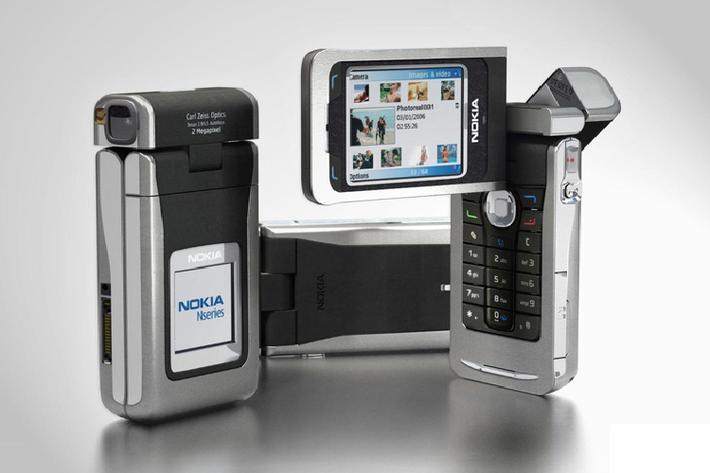 Nokia N90 cũng là chiếc smarrtphone xoay đỉnh cao.