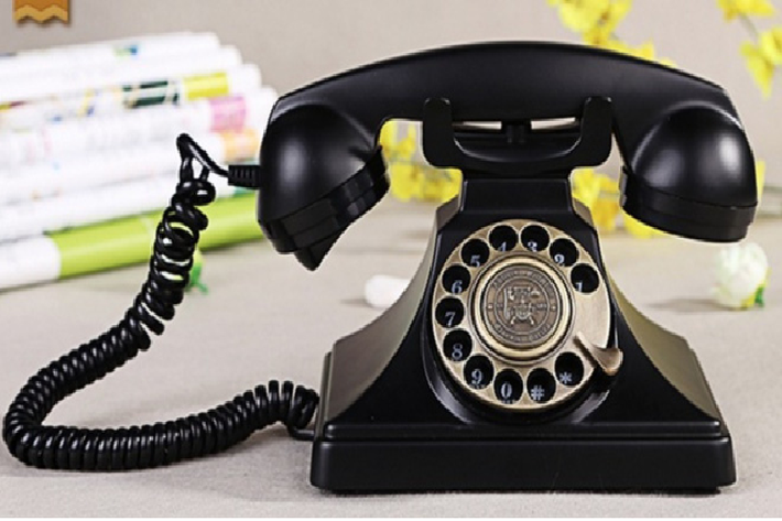 Ngày nay, một số smartphone đang sử dụng cơ chế xoay như chiếc Galaxy A80 để có thể đạt thiết kế màn hình chiếm trọn mặt trước mà không bị cản trở bởi camera selfie. Tất nhiên, smartphone không phải là điện thoại đầu tiên có cơ chế xoay, mà từ cuối thế kỷ 19, đầu thế kỷ 20, người ta đã có thể xoay số trên điện thoại bàn để gọi rồi.