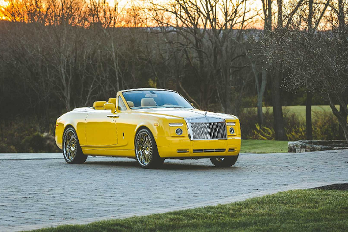 Hãng Rolls-Royce đã tạo ra một nền tảng khung gầm đặc biệt có tên gọi “Architecture of Luxury” sử dụng trên hai dòng sedan và SUV: Phantom và Cullinan, đây cũng là chiếc “xương sống” được dùng cho các mẫu xe Rolls-Royce trong tương lai. Ngoài khung gầm, Rolls-Royce Cullinan sử dụng hệ thống treo thích ứng sử dụng camera liên tục quét mặt đường tự động điều chỉnh phuộc để phù hợp với mặt đường và điều kiện hoạt động nhằm mang lại độ êm ái nhất cho cabin.