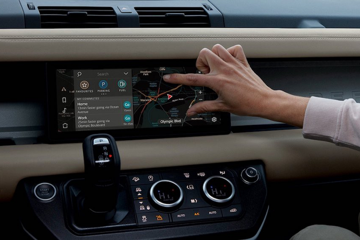 Bên trong nội thất, Defender 2020 cũng hoàn toàn rũ bỏ sự tối giản tới mức sơ sài của cabin thế hệ trước. Giống như bất kỳ mẫu xe cao cấp nào hiện tại, nó cũng có bảng đồng hồ kỹ thuật số bao quanh bởi màn hình trung tâm cảm ứng và màn hình hiển thị trên kính - tất cả đều được kiểm soát qua hệ thống thông tin giải trí Land Rover Electronic Vehicle Architecture (EVA 2.0) cực hiện đại.