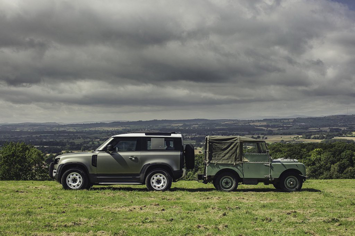 Khác với G-Class, mẫu xe SUV Land Rover Defender đời cũ đã luôn giữ lại sự tối giản của mình cho tới khi bị "khai tử". Sự tối giản của Defender không thể thu hút được các khách hàng bình thường và trái với định kiến của nhiều người: nông dân, bộ đội, công ty xây dựng hay những tổ chức nhân đạo khác nhau cũng không cần tới nó.