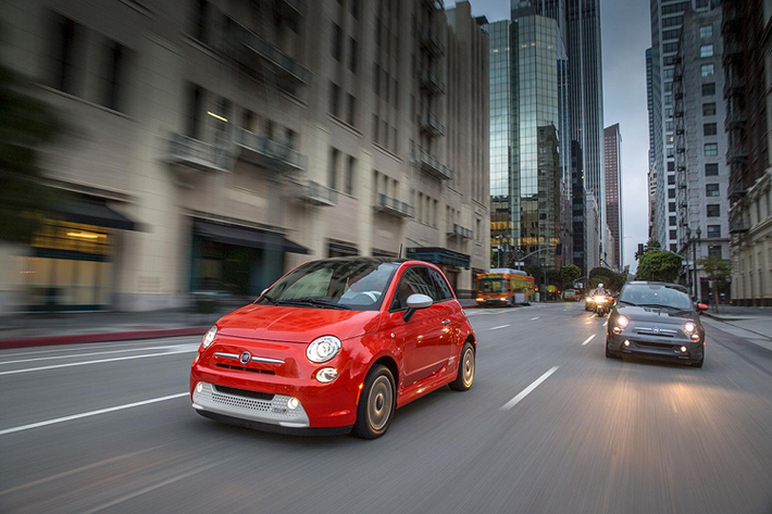 Thực chất là tên viết tắt của Fabbrica Italiana Automobili Torino, Fiat được thành lập năm 1899, là một trong những hãng xe lâu đời nhất thế giới. Fiat mua lại Chrysler năm 2009 sau khi công ty này phá sản. Ngày nay, Fiat-Chrysler Automobiles (FCA) sở hữu các thương hiệu Abarth, Alfa Romeo, Fiat, Fiat Professional, Lancia, Maserati, và tất cả thương hiệu của Chrysler như Dodge, Jeep, và Ram.