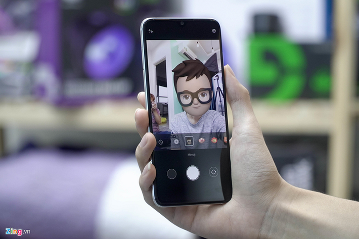 Camera selfie của Xiaomi Mi CC9 có độ phân giải 32 MP, được tích hợp AI cùng nhiều chế độ làm đẹp khác nhau. Mi CC9 cũng được trang bị tính năng Mimoji, tương tự Memoji của Apple.