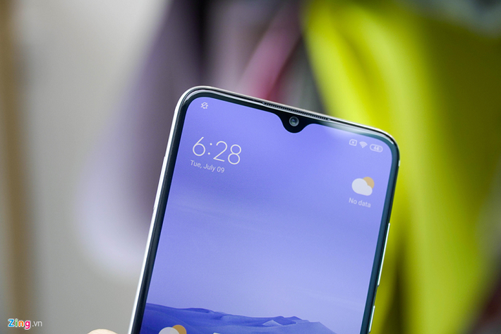Máy có thiết kế tương tự mẫu Xiaomi Mi 9. Phần màn hình giọt nước ở mặt trước có kích thước 6,4 inch, độ phân giải Full HD+, sử dụng tấm nền AMOLED. Màn hình này có độ sáng cao, màu sắc rực rỡ, nịnh mắt.