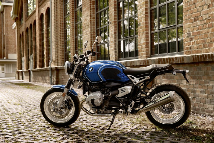BMW R Nine T/5 có thông số tổng thể DxRxC tương ứng 2.220 x 890 x 1.265 mm, chiều cao yên xe 785 mm. Dung tích bình nhiên liệu đạt 18L và trọng lượng khô của xe không tải là 225 kg