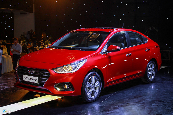 Hyundai Accent có 4 phiên bản bao gồm 2 phiên bản số sàn, 2 phiên bản số tự động có giá bán từ 425 đến 540 triệu đồng. Xe được trang bị động cơ xăng 1.4L công suất 100 mã lực, mô-men xoắn cực đại 132 Nm, sử dụng hộp số sàn 6 cấp hoặc tự động 6 cấp. Ngoại thất khá đẹp, trang bị tốt và giá bán hợp lý và được xem là đối thủ của Kia Soluto.