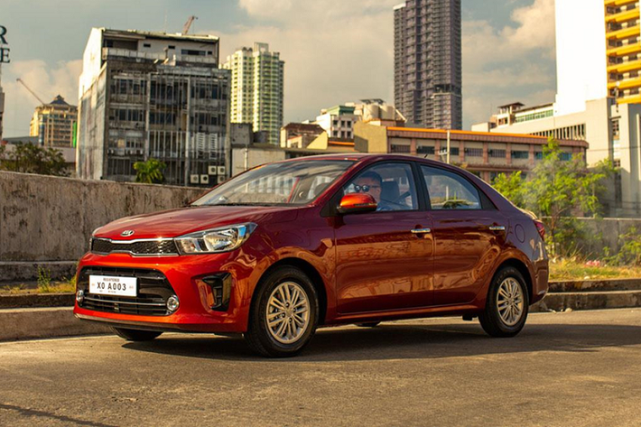 Kia Soluto được trang bị động cơ xăng dung tích 1.4L cho công suất tối đa 93 mã lực, mô-men xoắn cực đại 132 Nm. Tại thị trường nước ngoài, xe có 2 phiên bản bao gồm số sàn 5 cấp và số tự động 4 cấp. Khi về Việt Nam, Kia Soluto sẽ phải đối mặt với các đối thủ như Toyota Vios, Nissan Sunny, Mazda2, Hyundai Accent và Honda City.