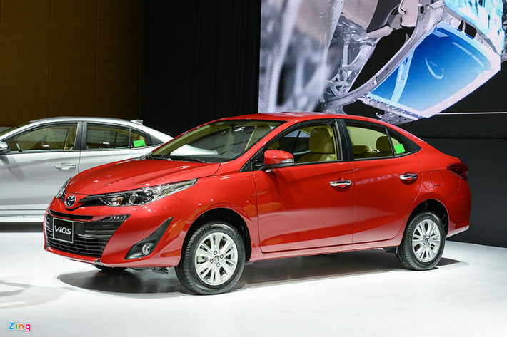 Toyota Vios được trang bị động cơ 1.5L cho công suất 107 mã lực, mô-men xoắn cực đại 140 Nm kết hợp với hộp số sàn 6 cấp hoặc hộp số CVT. Toyota Vios có 3 phiên bản là Vios E MT giá 490 triệu đồng, Vios E CVT giá 540 triệu đồng và Vios G CVT giá 570 triệu đồng. Toyota Vios là "ông vua doanh số" phân khúc B và luôn nằm trong top xe bán chạy nhất thị trường.