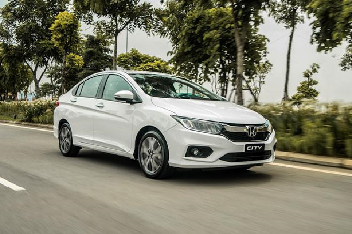 Honda City được phân phối 2 phiên bản 1.5 và 1.5 TOP, giá bán từ 568 đến 604 triệu đồng. Khối động cơ 1.5L cho công suất 118 mã lực, mô-men xoắn 145 Nm. Xe được đánh giá cao bởi khoang nội thất rộng rãi, có cửa gió điều hòa sau và trang bị ở mức vừa phải, vận hành khá thể thao với lẫy chuyển số trên vô lăng. Nhược điểm của mẫu xe này là ngoại thất hơi "già" và giá bán tương đối cao.