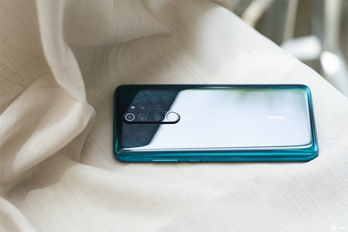 Giờ đây cụm camera chính của máy sẽ được đặt ở chính giữa thay vì lệch sang trái như trên Redmi Note 7. Cảm biến vân tay cũng sẽ được đặt ngay bên dưới cụm camera này. Không chỉ vậy, logo "Redmi" cũng được Xiaomi đưa ra giữa ở phía dưới trông cân đối hơn nhiều. Sẽ có 3 tùy chọn màu sắc chính để người dùng lựa chọn bao gồm màu xanh, đen và trắng.