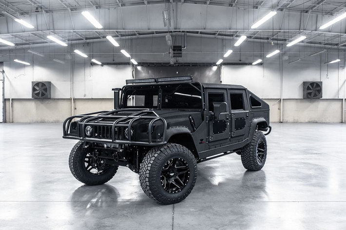 Về ngoại hình, Hummer H1 Launch Edition mới gần như sở hữu một phong cách hoàn toàn khác so với mẫu xe nguyên bản. Bộ body-kit hàng thửa từ nhà độ Mil-Spec Automotive đã mang tới vẻ lạnh lùng, gân guốc và cứng rắn đậm chất nhà binh cho mẫu SUV vốn đã rất to của Mỹ.