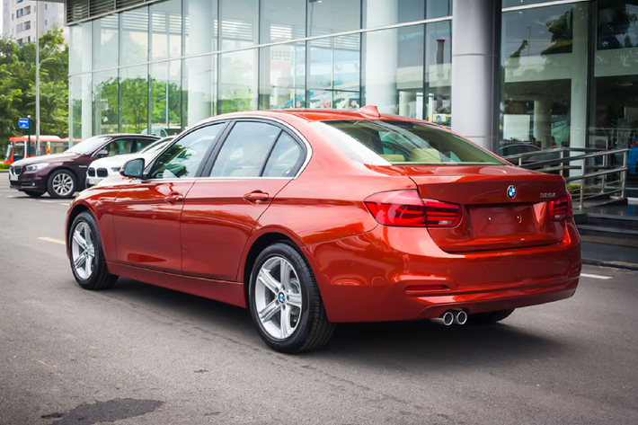 Mức giá sau giảm chỉ còn 1,355 tỷ đồng cho phiên bản BMW 320i (F30) tiêu chuẩn nhập Đức đã rẻ hơn 140 triệu đồng so với Mercedes-Benz C200 (W205 facelift) mới nhất đang có giá phân phối chính hãng 1,499 tỷ đồng.