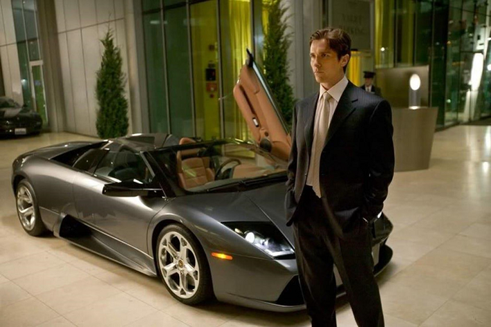 Lamborghini Murcielago - Batman: Trong phim "Batman Begins" (2005), nhân vật Bruce Wayne đã lái một chiếc Lamborghini Murcielago. Ở thời điểm đó, giới siêu xe chưa sôi động như hiện nay và Murcielago là một siêu xe xứng tầm với triệu phú Bruce Wayne.