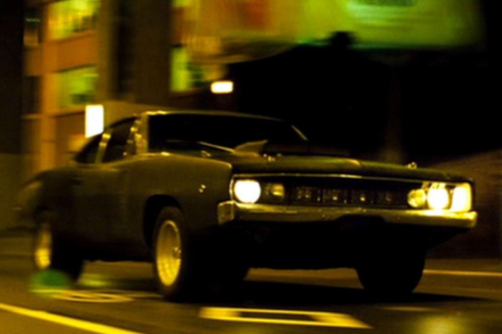 Dodge Charger 1968 - Blade: Nổi tiếng từ cuối thập niên 1990, loạt phim "Blade" kể về siêu anh hùng cùng tên có nhiệm vụ diệt ma cà rồng, bảo vệ loài người. Trong phim, nhân vật Blade gắn liền với bộ áo choàng đen, thanh kiếm, kính râm và chiếc Dodge Charger R/T đời 1968.