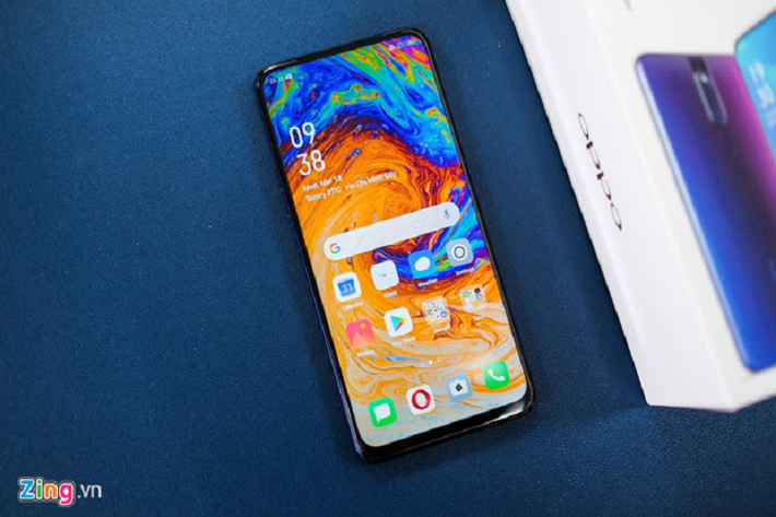 Oppo F11 Pro đang được bán với giá 8,5 triệu đồng. Viên pin của máy có dung lượng 4.000 mAh, hỗ trợ chuẩn sạc nhanh VOOC 3.0 độc quyền của Oppo cho phép sạc đầy pin trong 80 phút. Model này có camera selfie 16 MP được đặt ẩn dưới đỉnh máy, giúp màn hình tràn viền. So với các sản phẩm tầm trung khác, hiệu năng của máy ở mức vừa phải, không phù hợp với việc chơi game nặng.