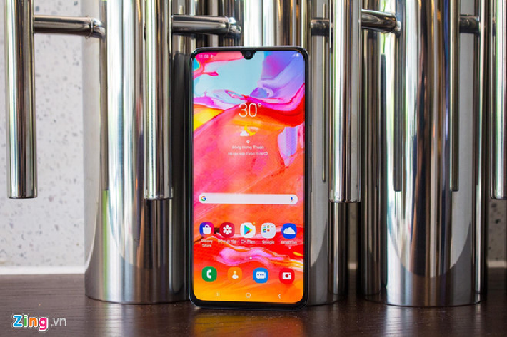 Điện thoại Galaxy A70 đang được giảm 1,3 triệu đồng, còn 7 triệu đồng. Chương trình áp dụng tại một số hệ thống. Bên cạnh màn hình lớn 6,7 inch, model này còn sở hữu viên pin dung lượng 4.500 mAh, hỗ trợ công nghệ sạc nhanh 25 W. Đây là một trong những sản phẩm hiếm hoi trong phân khúc được trang bị cảm biến vân tay trong màn hình. Nhược điểm của Galaxy A70 đến từ mặt lưng nhựa giả kính mang đến cảm giác cầm nắm không thật sự cao cấp.