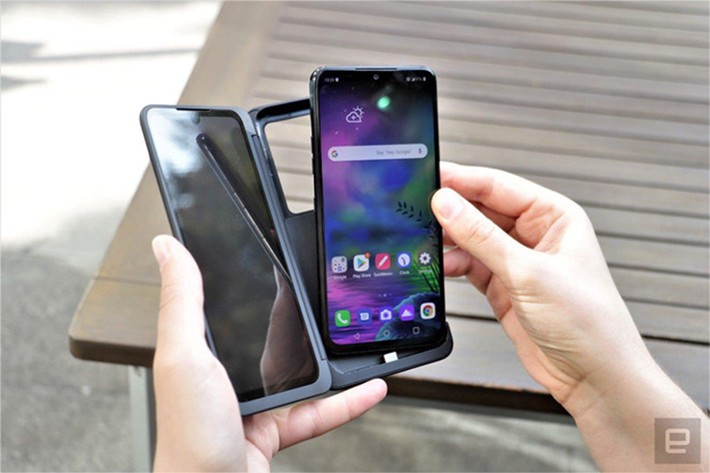 LG G8X ThinQ - là mẫu smartphone mới ra mắt hỗ trợ một phụ kiện đặc biệt chứa phần màn hình thứ 2 cho phép máy trở thành thiết bị di động 2 màn hình có thể gập lại thông qua bản lề ở giữa. Cả 2 phần màn hình đều có kích thước 6,4 inch, độ phân giải Full HD+, tỷ lệ 19,5:9 và sử dụng tấm nền OLED. Hiện tại, mức giá cùng ngày bán ra chính thức của chiếc điện thoại này vẫn chưa được tiết lộ.