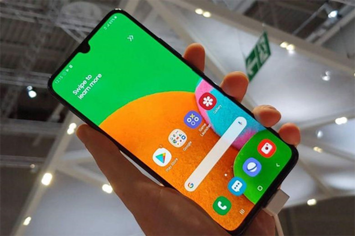 Samsung Galaxy A90 - Model này được trang bị chip Snapdragon 855, hỗ trợ mạng 5G băng tần sub-6 GHz. Máy có thiết kế giống với mẫu Galaxy A70 khi sở hữu màn hình khuyết đỉnh hình chữ U chứa camera selfie 32 MP. Màn hình có kích thước 6,7 inch Full HD+, dùng tấm nền Super AMOLED. Máy có dung lượng RAM tùy chọn 6/8 GB và bộ nhớ trong 128 GB, viên pin dung lượng 4.500 mAh, tích hợp công nghệ sạc nhanh 25 W. Hiện tại, mức giá của sản phẩm này chưa được công bố.