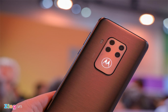 Motorola Moto One Zoom - Chiếc điện thoại mới tập trung vào tính năng camera với 4 máy ảnh ở mặt sau. Khi kết hợp với phần mềm, hệ thống camera trên chiếc One Zoom cho phép phóng to hình ảnh lên 10x. Máy sử dụng chip Qualcomm Snapdragon 675, dung lượng RAM 4 GB, bộ nhớ trong 128 GB và hỗ trợ cảm biến vân tay trong màn hình. Moto One Zoom có giá 450 USD.